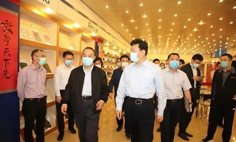 【動態(tài)新聞】中央復(fù)工復(fù)產(chǎn)調(diào)研組蒞臨天堂硅谷旗下欣龍控股調(diào)研